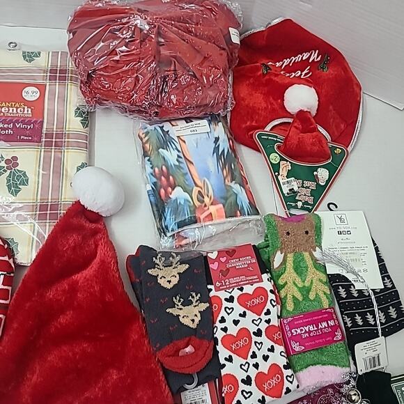 Lot Of 13 Christmas Holiday Items Hats Tablecloth Socks Tree Skirt Bows - Picture 3 of 5